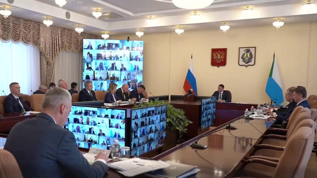 Дмитрий Демешин отчитал профильных чиновников за срыв сроков по возведению дамбы