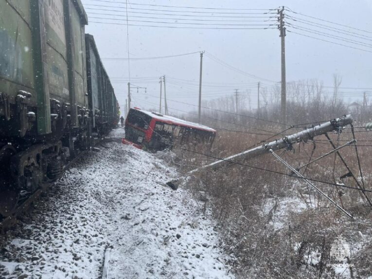 В Хабаровске столкнулись локомотив и автобус: пострадали ребенок и трое взрослых
