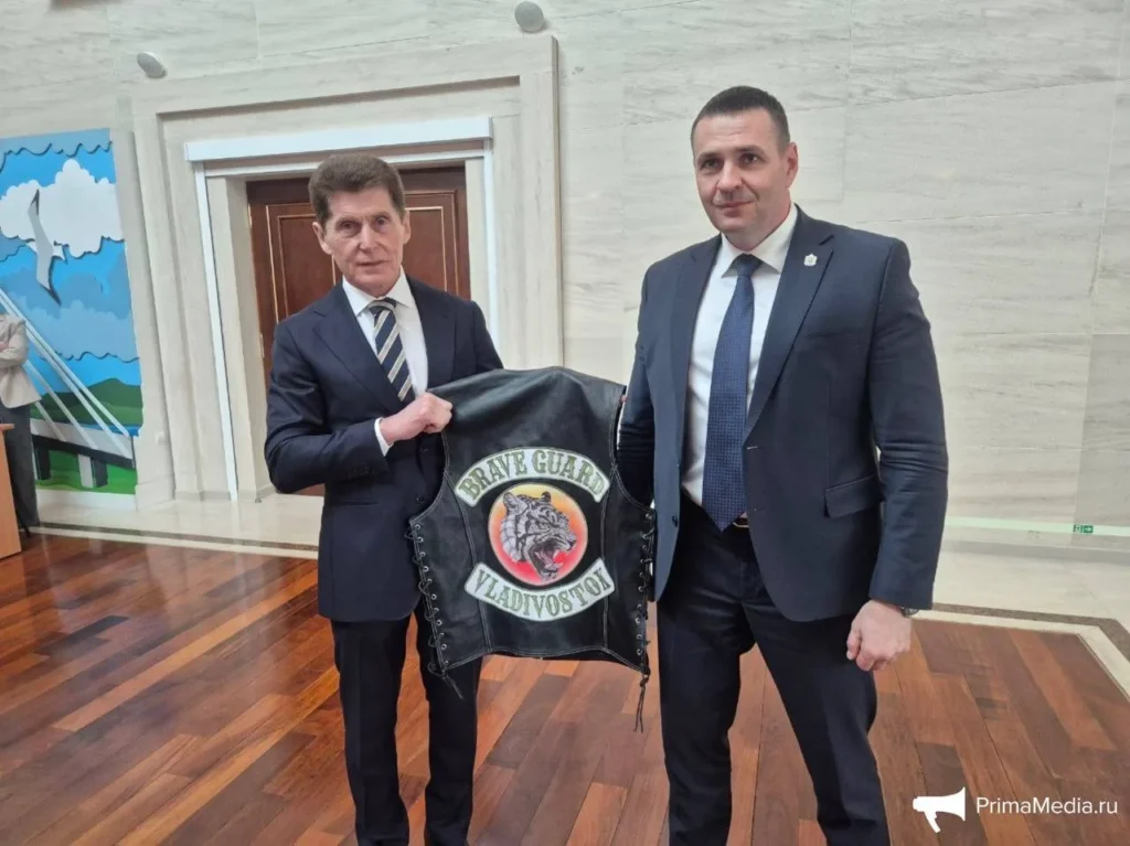 Дмитрий Демешин подарил Олегу Кожемяко байкерский жилет