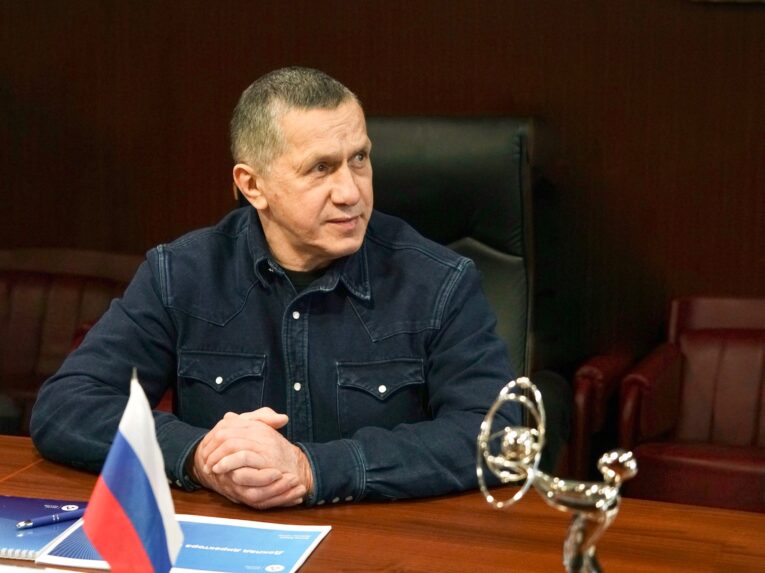 Юрий Трутнев посетил плавучую атомную теплоэлектростанцию на Чукотке