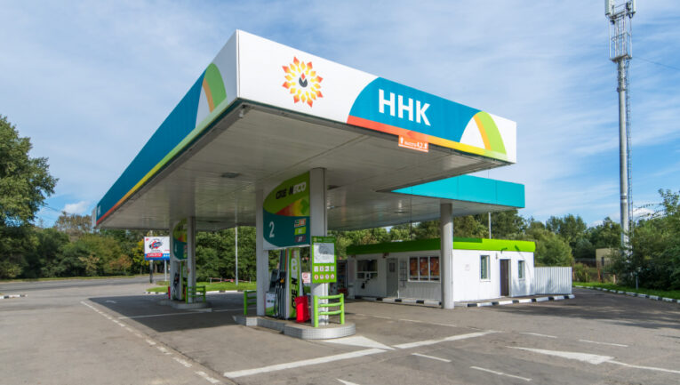 В «Хабаровскнефтепродукт» продолжают действовать ограничения на заправку в канистры