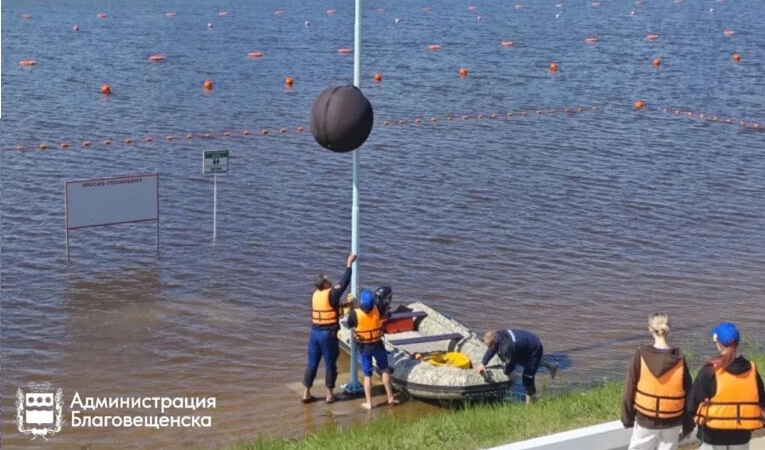 В столице Приамурья закрыли для купания популярный пляж