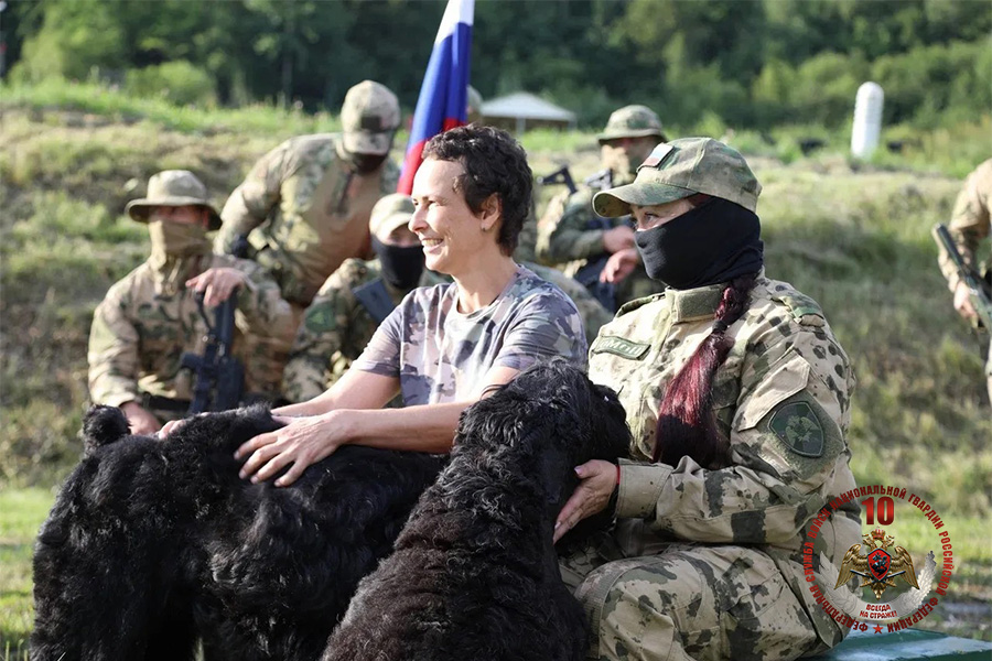 Чичерина дала концерт дальневосточным бойцам в День российского флага