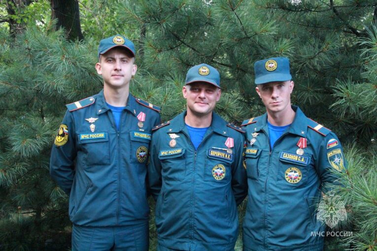 Хабаровских огнеборцев наградили медалями за спасение людей