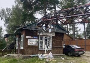 В Бурятии сотовая вышка рухнула на здание администрации