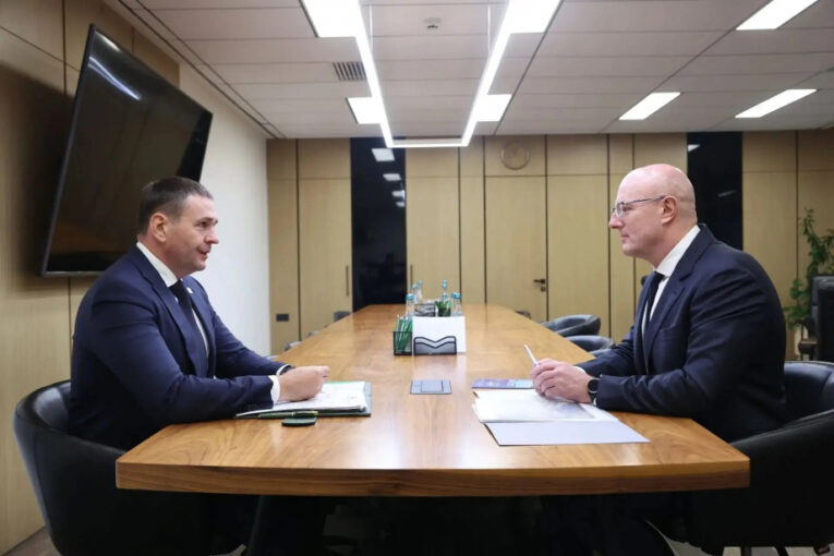 Чернышенко и Демешин обсудили развитие образования, спорта и туризма в Хабаровском крае